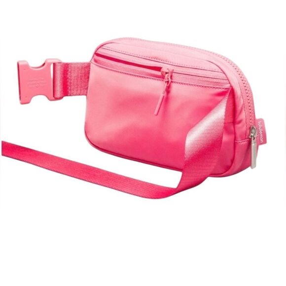 lululemon on my level bag black lululemon lululemon On My Level Tote Bag 20L 128.00